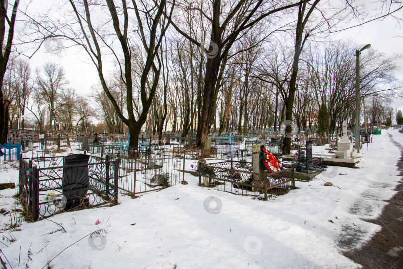 Скачать Старая могила на кладбище в Моссе фотосток Ozero