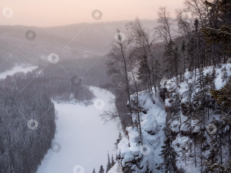 Скачать Удивительная зимняя заснеженная гора. деревья на утесе фотосток Ozero