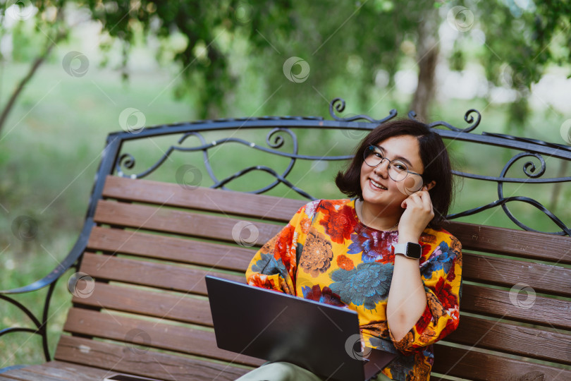Скачать Женщина-профессионал наслаждается удаленной видеоконференцией в тихий солнечный день в парке фотосток Ozero