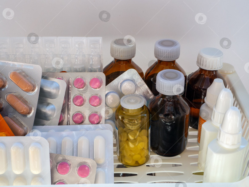 Скачать Медицинская справка с лекарствами для аптек, больниц, поликлиник. Слева - таблетки в блистерах, справа -
стеклянные и пластиковые флаконы с жидкими лекарствами. фотосток Ozero