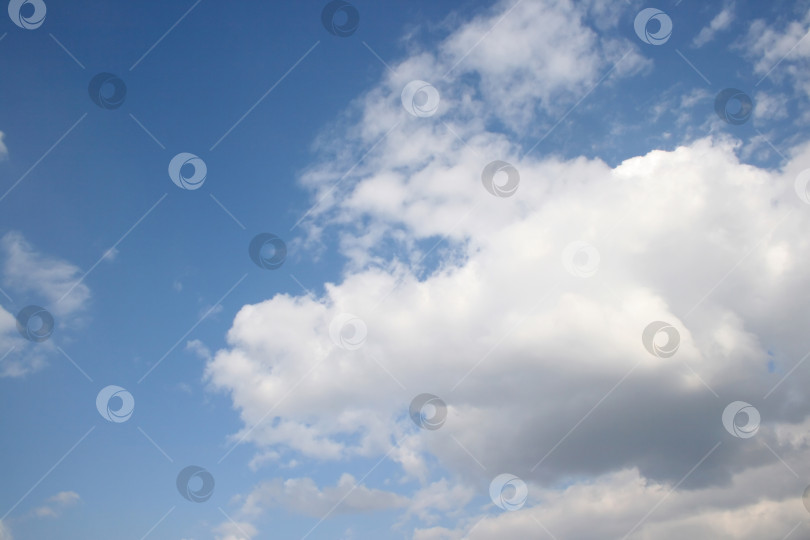 Скачать Облака на голубом небе. фотосток Ozero