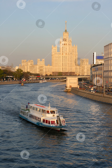 Скачать Москва. Речной трамвай на фоне высотки фотосток Ozero