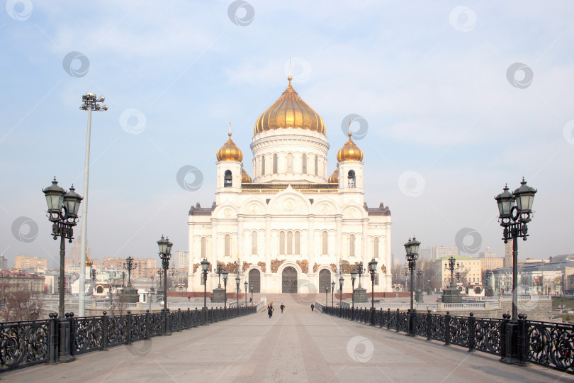 Скачать Москва. Вид с пешеходного моста на Храм Христа Спасителя фотосток Ozero