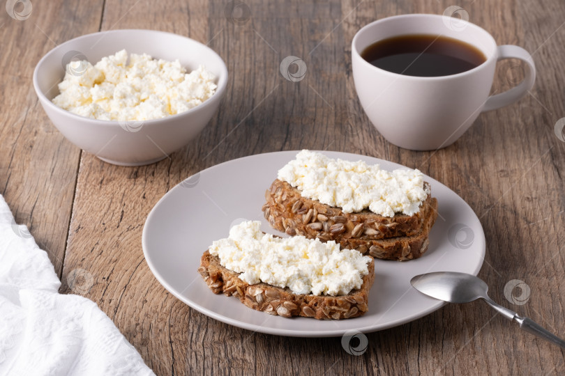 Скачать Домашний ржаной хлеб с творогом в тарелке и кофе. Концепция здорового завтрака фотосток Ozero