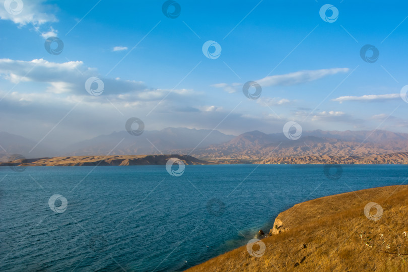 Скачать Волнистые горы у подножия горного озера Токтогул в Кыргызстане фотосток Ozero