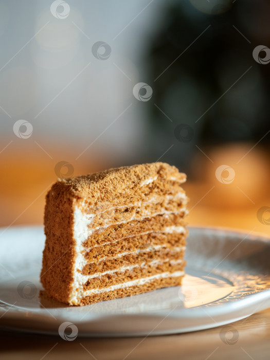 Скачать Кусочек слоеного медового торта избирательный фокус фотосток Ozero