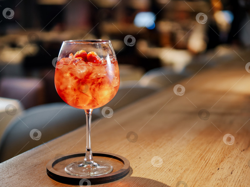 Скачать Аперитивный коктейль Aperol Spritz на барной стойке фотосток Ozero