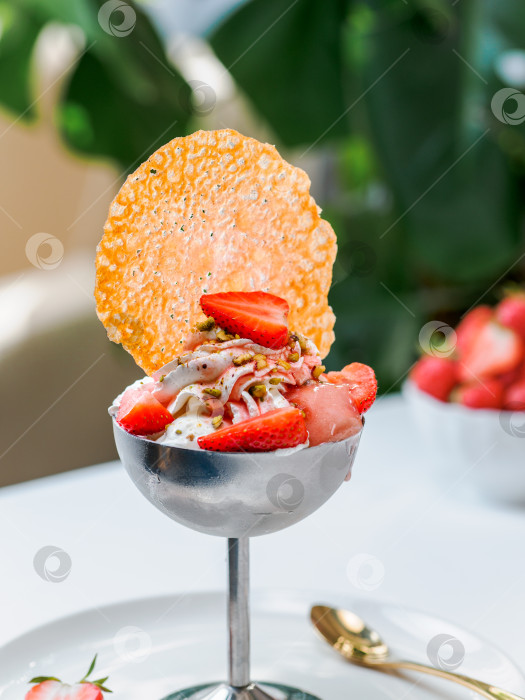 Скачать Клубничное мороженое с пломбиром Fraise Melba фотосток Ozero