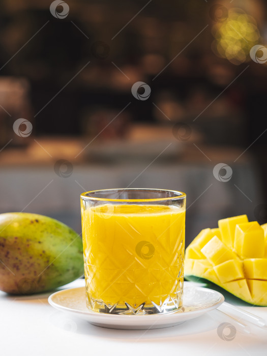 Скачать Свежевыжатый сок манго в интерьере ресторана фотосток Ozero