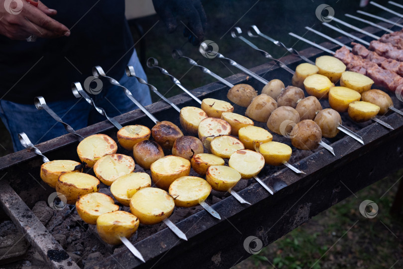 Скачать Вкусный процесс приготовления шашлыка. Мясо на гриле фотосток Ozero