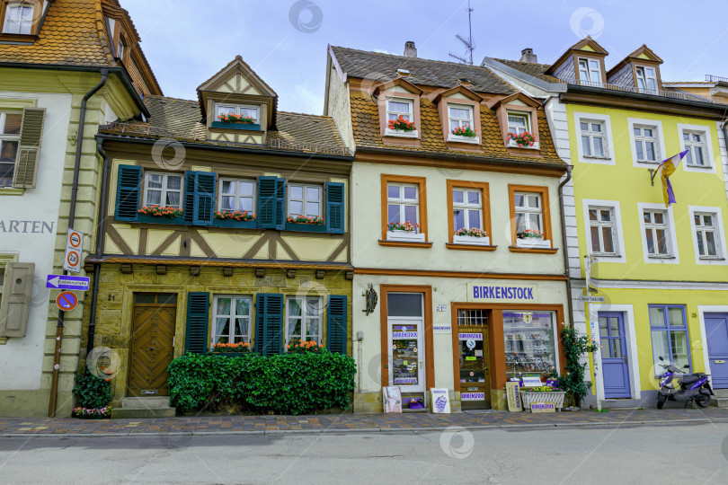 Скачать Улица с магазином в историческом немецком городе Бамберг фотосток Ozero