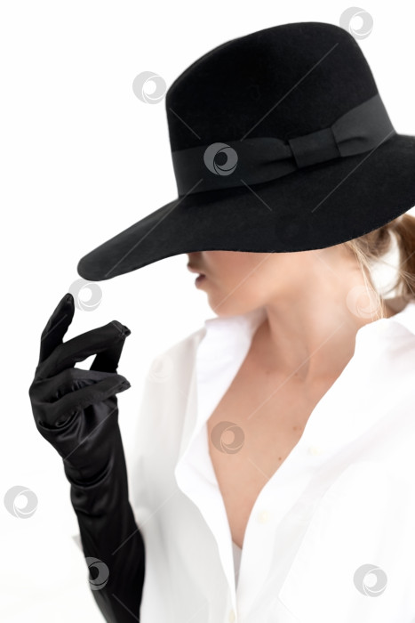 Скачать Силуэт привлекательной молодой женщины в профиль в черных длинных перчатках и широкополой шляпе фотосток Ozero
