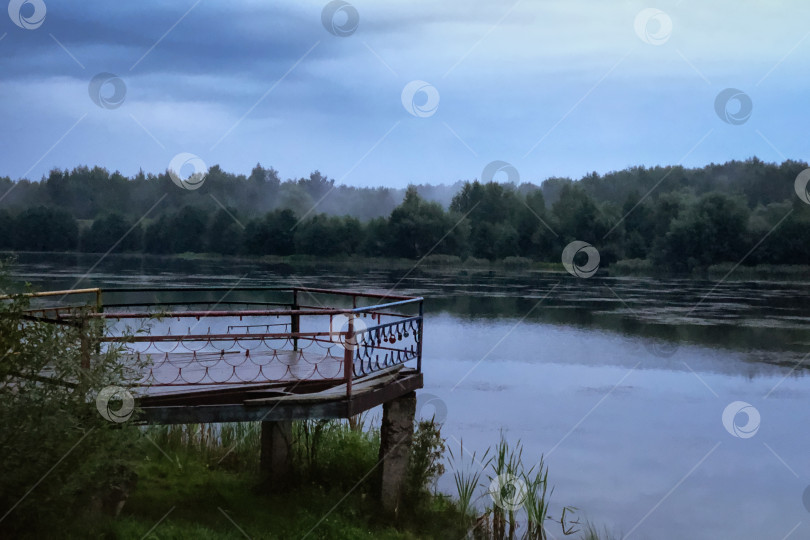 Скачать Старый деревянный пирс на берегу озера в сумерках, вечерний пейзаж фотосток Ozero