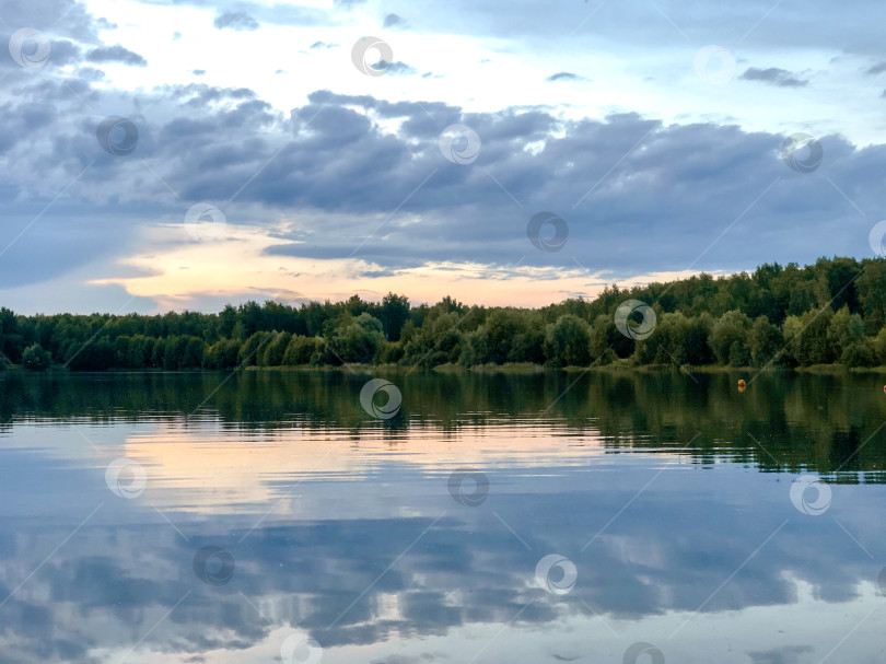 Скачать Летнее лесное озеро с облаками, отражающимися в водном пейзаже фотосток Ozero