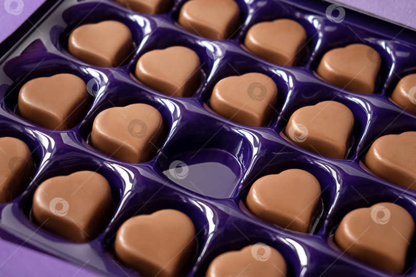 Скачать Открытая коробка шоколадных конфет в форме сердца с одной пустой ячейкой. Празднование Дня святого Валентина фотосток Ozero