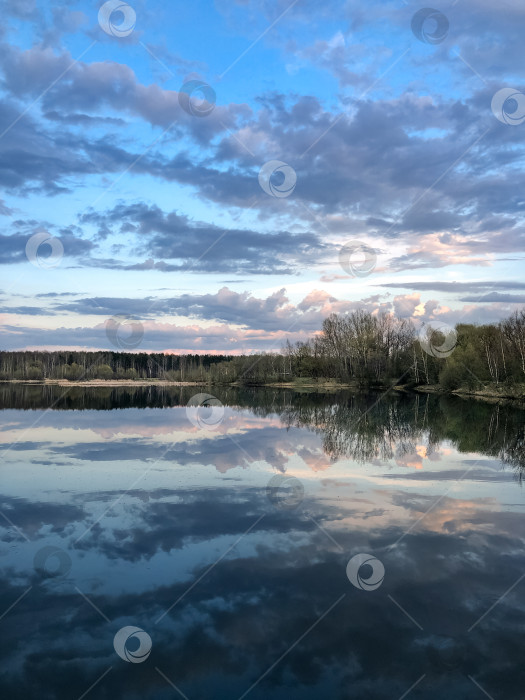 Скачать Облака отражаются в воде озера в сумерках фотосток Ozero