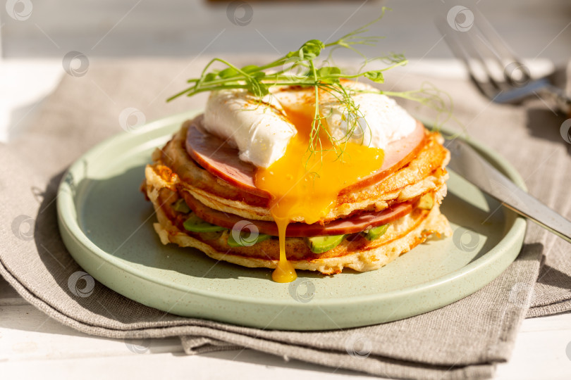 Скачать Завтрак из сырных вафель с ветчиной и яйцом-пашот фотосток Ozero