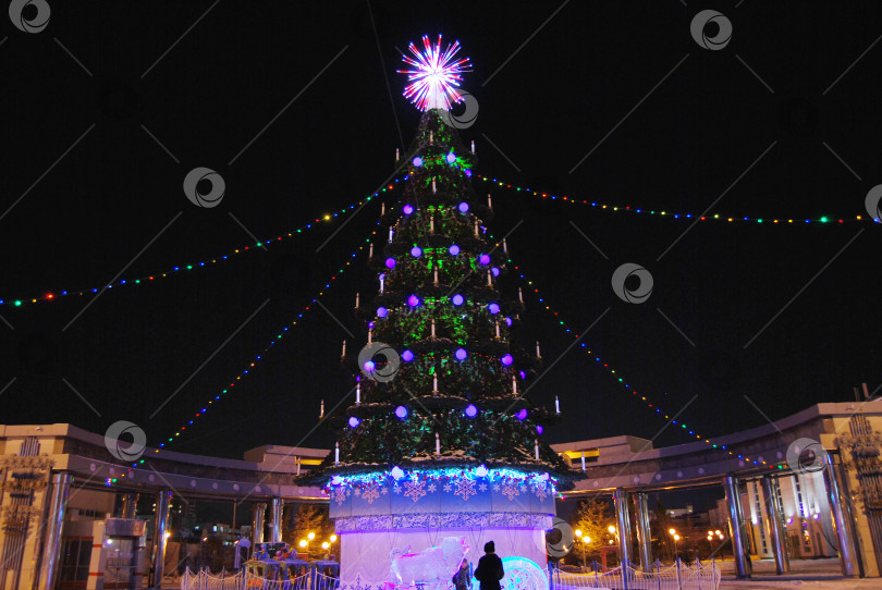 Скачать Тюмень, Россия, 18 января 2021: Новогодняя елка, украшенная шарами на Цветном бульваре фотосток Ozero