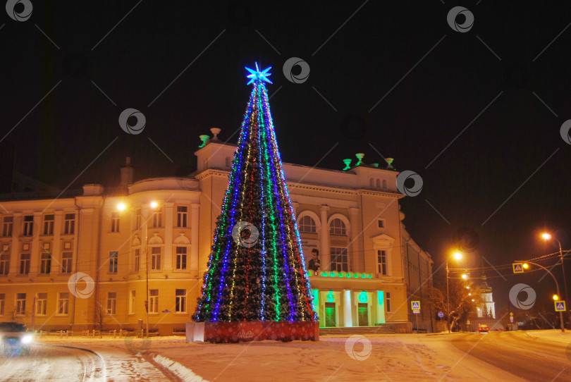 Скачать Тюмень, Россия, 09 января 2021: Новогодняя елка на Никольской площади перед ТИУ, Строительный институт фотосток Ozero