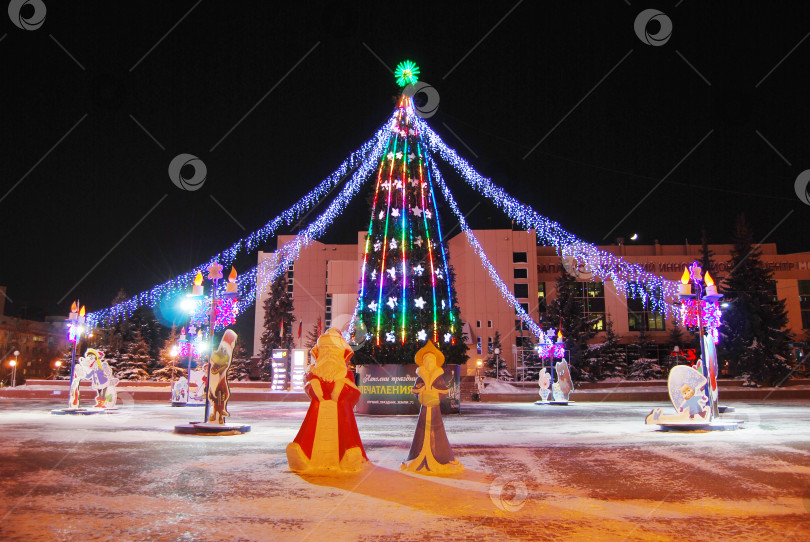 Скачать Тюмень, Россия, 18 января 2021 года: Рождественская елка и фигуры Деда Мороза и Снегурочки фотосток Ozero