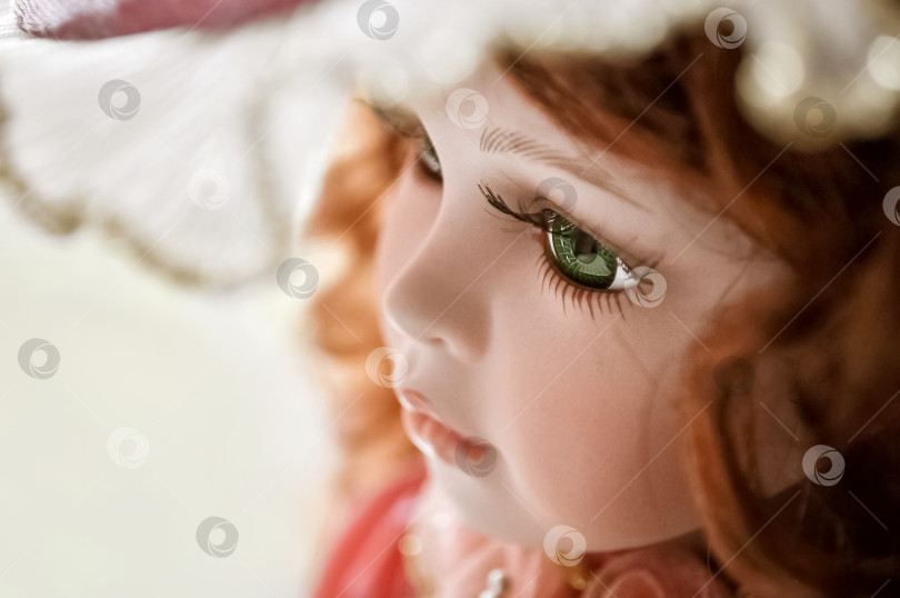 Скачать Крупным планом фарфоровое кукольное личико с зелеными глазами фотосток Ozero