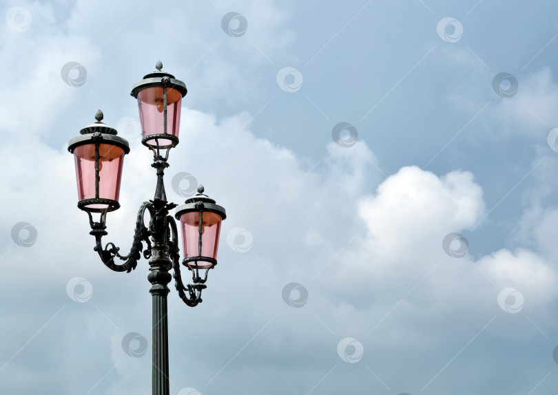 Скачать старый уличный фонарь на фоне голубого неба фотосток Ozero