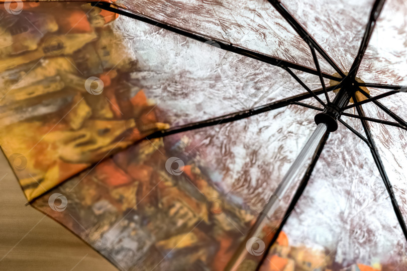 Скачать детали открытого зонта крупным планом. тема дождливого дня и погоды фотосток Ozero