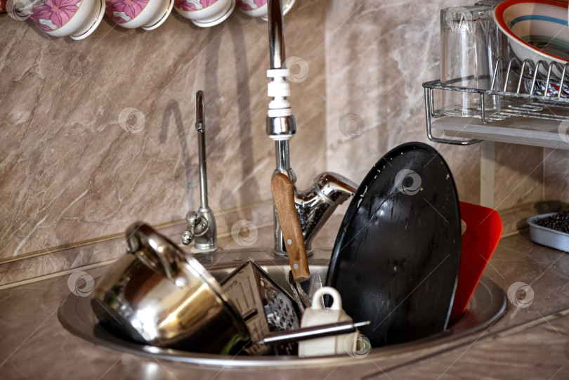 Скачать Кухонная раковина полна грязной посуды. Концепция домашней работы и домашнего хозяйства фотосток Ozero