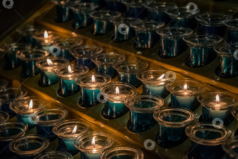 Скачать ряды заупокойных свечей в церкви фотосток Ozero
