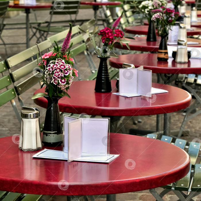 Скачать Пустые столики уличного кафе, украшенные цветами фотосток Ozero