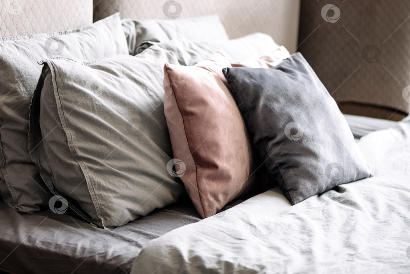 Скачать стопка сложенных декоративных подушек на кровати фотосток Ozero