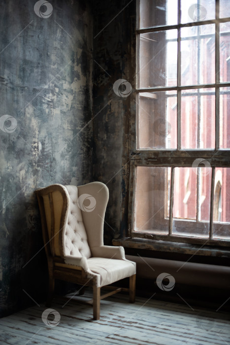 Скачать Пустое старомодное кресло у окна фотосток Ozero