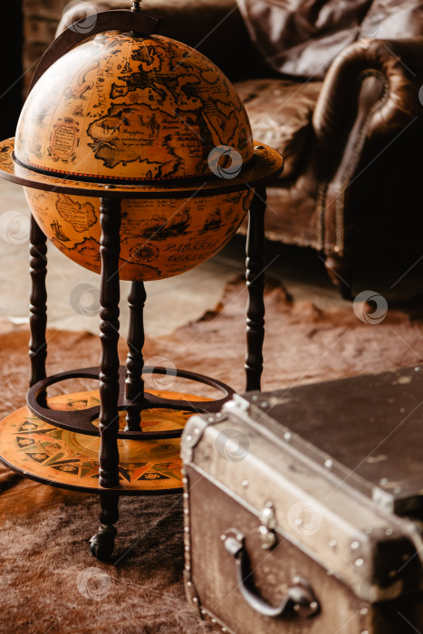 Скачать старомодный интерьер с антикварным глобусом и мебелью фотосток Ozero