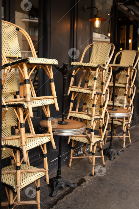 Скачать сложенные стулья в закрытом уличном кафе в межсезонье фотосток Ozero