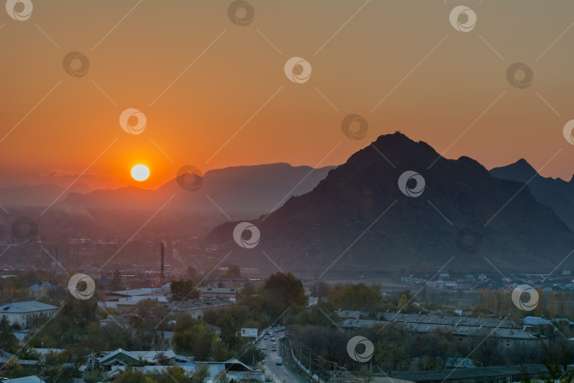 Скачать Закат на священной горе Сулайман-Тоо Ош, Кыргызстан фотосток Ozero