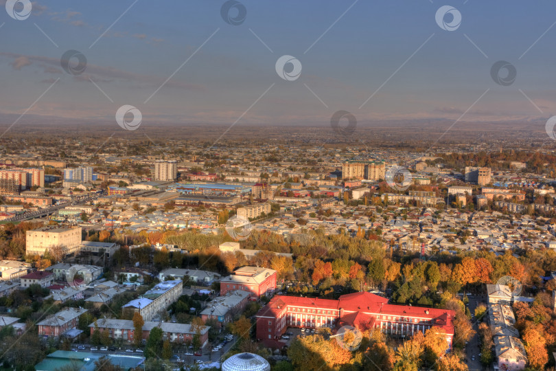 Скачать Мечеть на священной горе в городе Ошт на закате фотосток Ozero