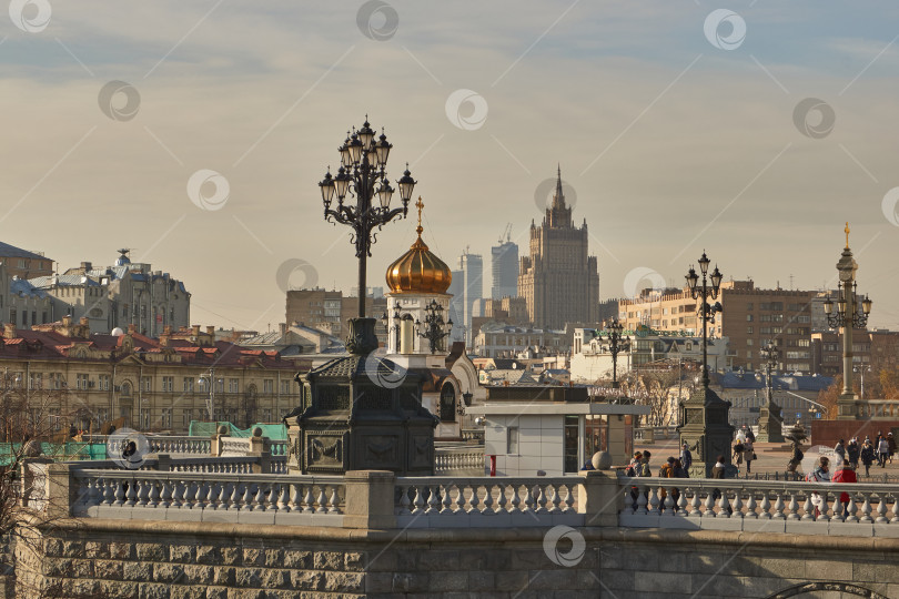 Скачать Москва, Россия - 25 октября 2014 года: Панорама Москвы. Вид с территории Храма Христа Спасителя. фотосток Ozero