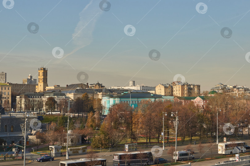 Скачать Москва, Россия - 25 октября 2014 года: Панорама Москвы. Вид с территории Храма Христа Спасителя. фотосток Ozero