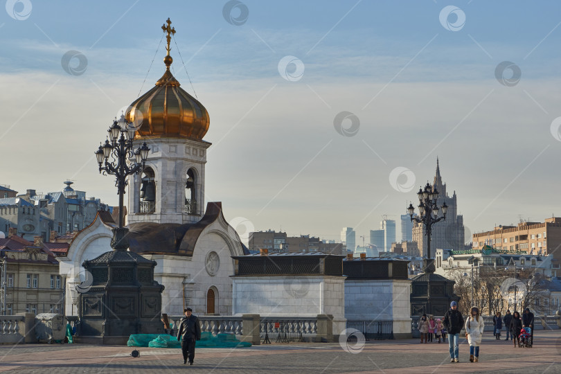 Скачать Москва, Россия - 25 октября 2014 года: Панорама Москвы. Вид с территории Храма Христа Спасителя. фотосток Ozero