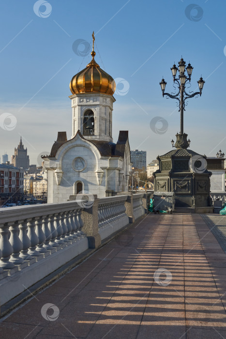 Скачать Москва, Россия - 25 октября 2014 года: Панорама Москвы. Вид с территории Храма Христа Спасителя. фотосток Ozero