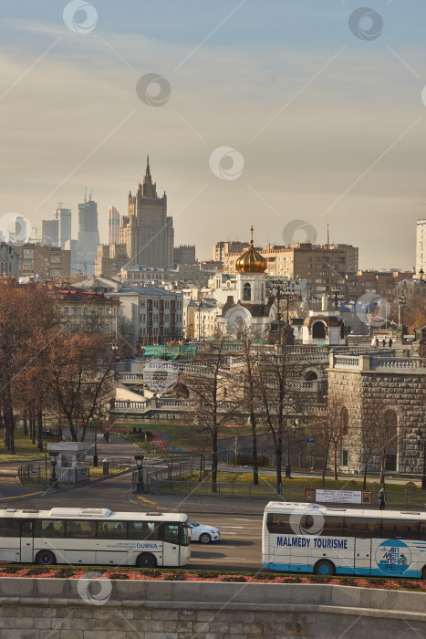 Скачать Москва, Россия - 25 октября 2014 года: Панорама Москвы. Вид с территории Храма Христа Спасителя. фотосток Ozero