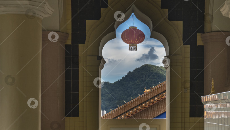 Скачать В проеме окна подвешен красный китайский фонарь фотосток Ozero