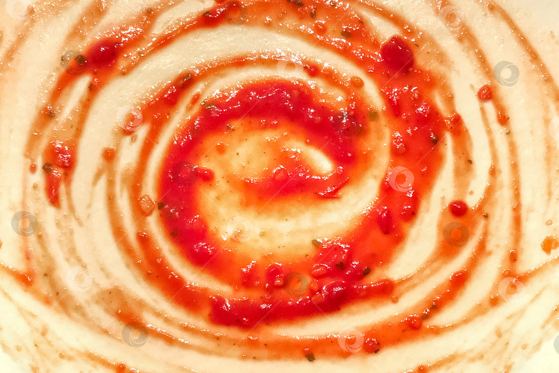 Скачать Процесс приготовления пиццы. Кружочки томатной пасты на раскатанное тесто фотосток Ozero