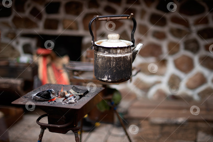 Скачать почерневший металлический чайник нагревался на углях фотосток Ozero
