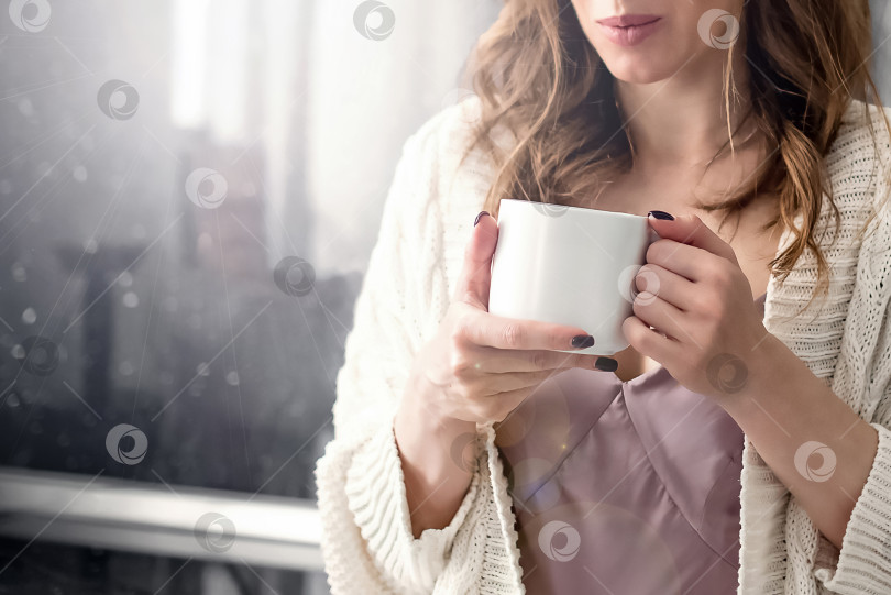 Скачать Крупный план молодой привлекательной женщины, держащей чашку горячего кофе фотосток Ozero