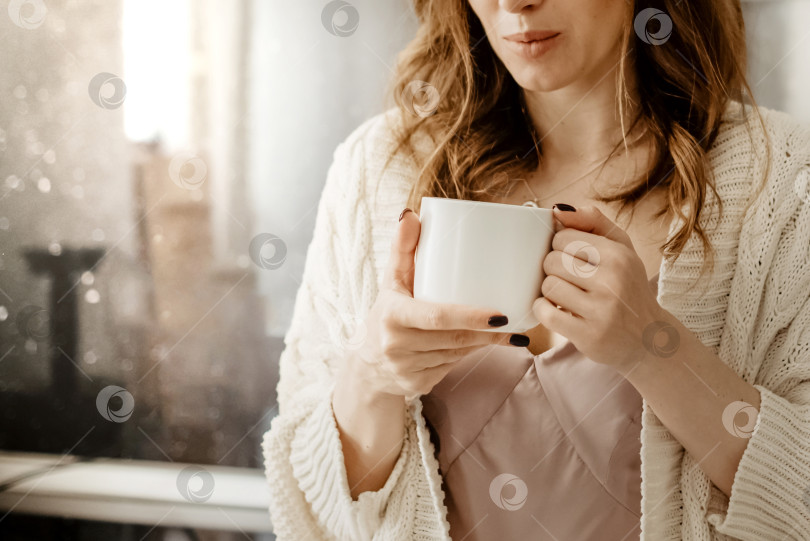 Скачать Крупный план молодой привлекательной женщины, держащей чашку горячего кофе фотосток Ozero