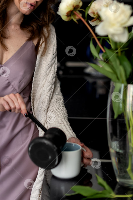 Скачать Молодая красивая женщина готовит кофе на кухне. Концепция утреннего распорядка фотосток Ozero