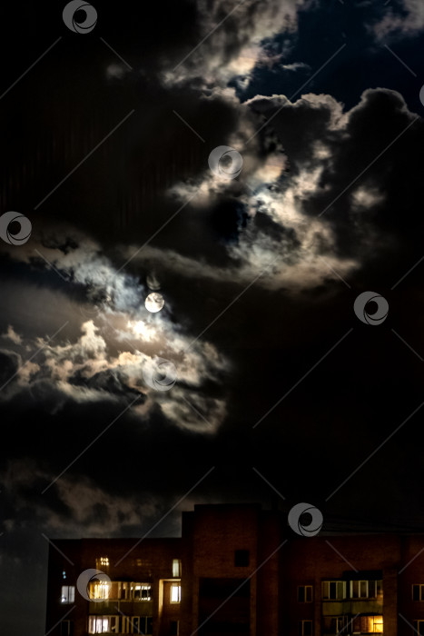 Скачать Впечатляющее небо в ночь полнолуния фотосток Ozero