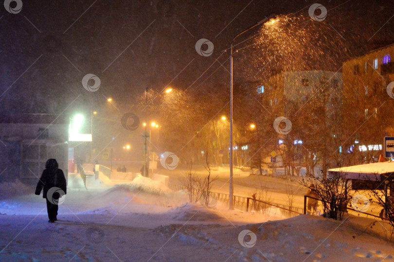 Скачать Пурга а вечернем городе. фотосток Ozero