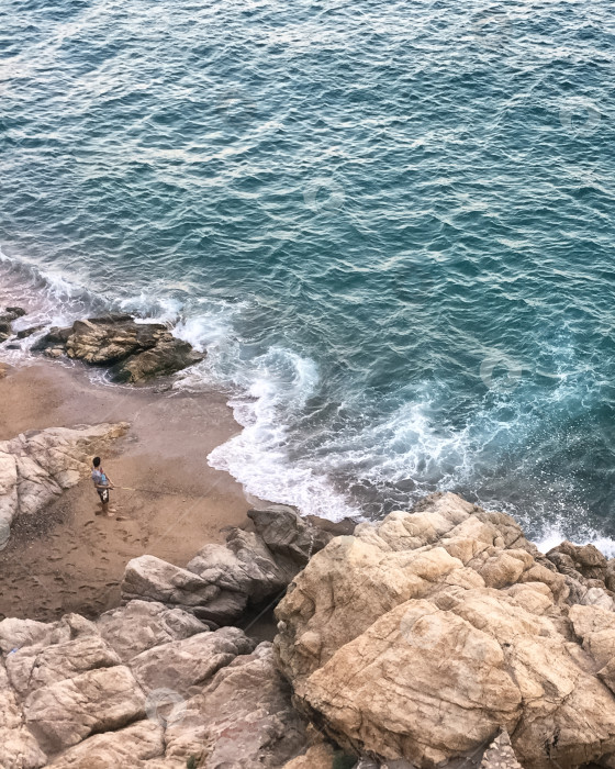Скачать Пенящиеся морские волны разбиваются о прибрежные скалы. Морской природный ландшафт фотосток Ozero